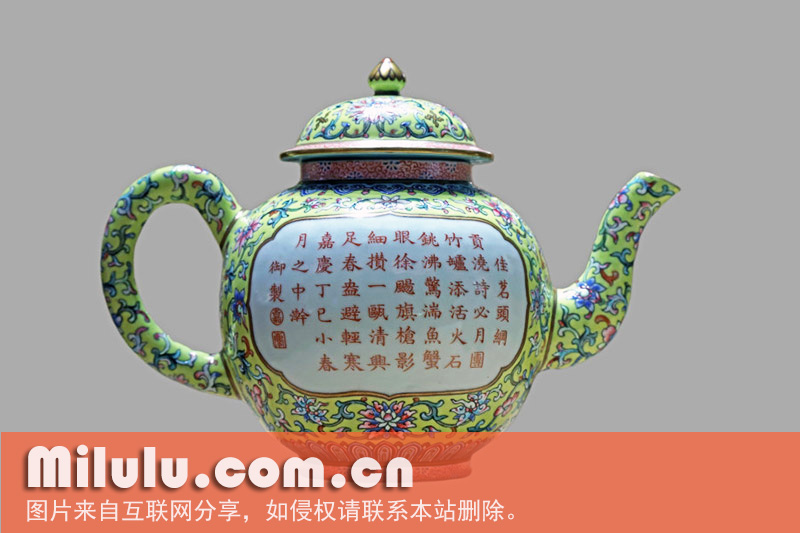 嘉庆款粉彩黄地开光御制诗茶壶